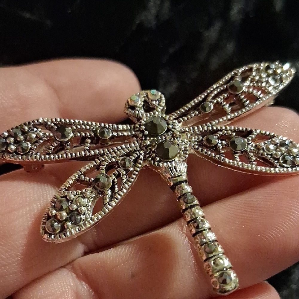 Elegant Silver Dragonfly Brooch - Picture 3 of 7